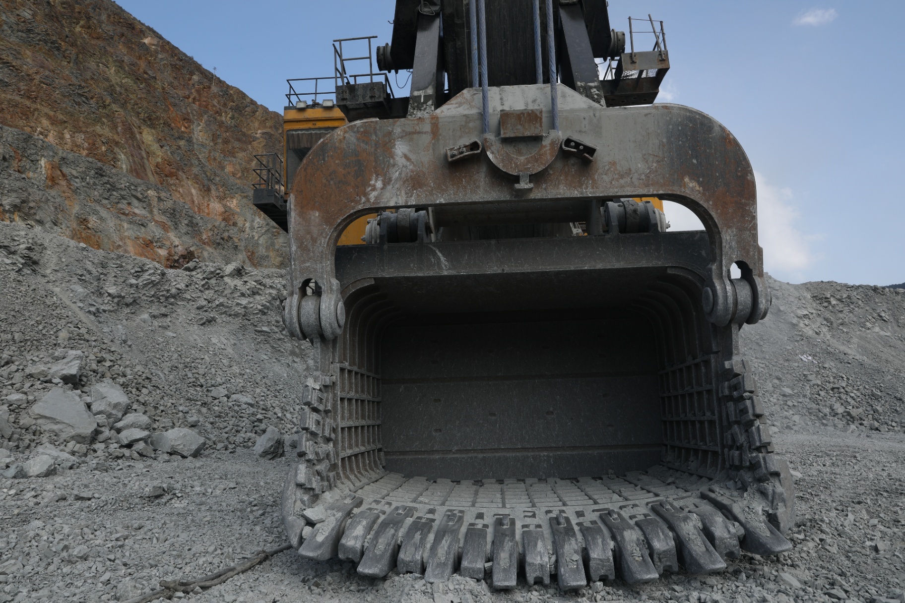 WK-35 Bucket — Open Mouth View
