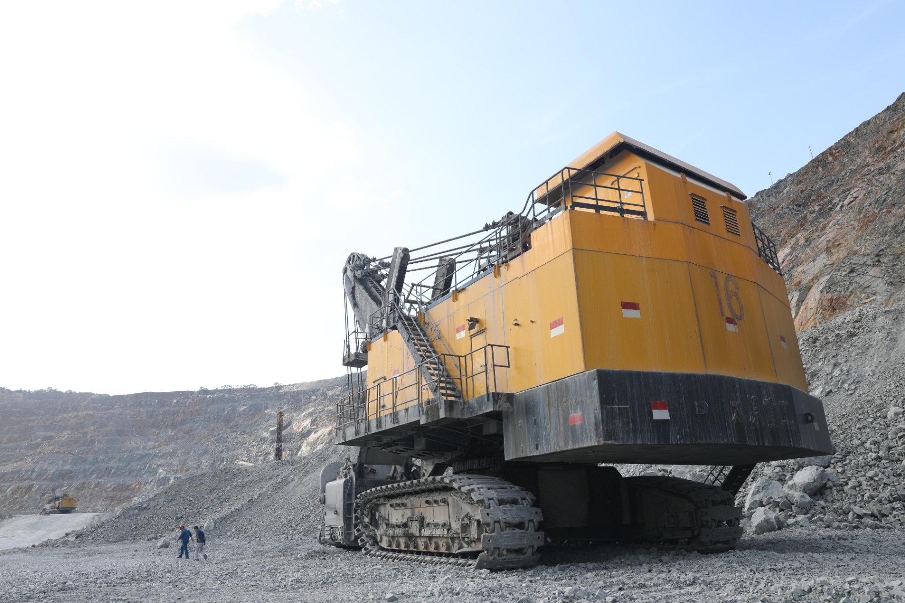 WK-35 Electric Shovel — Rear View